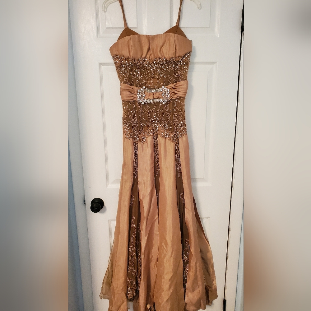 Sherri couture beautiful 2 piece golden dress